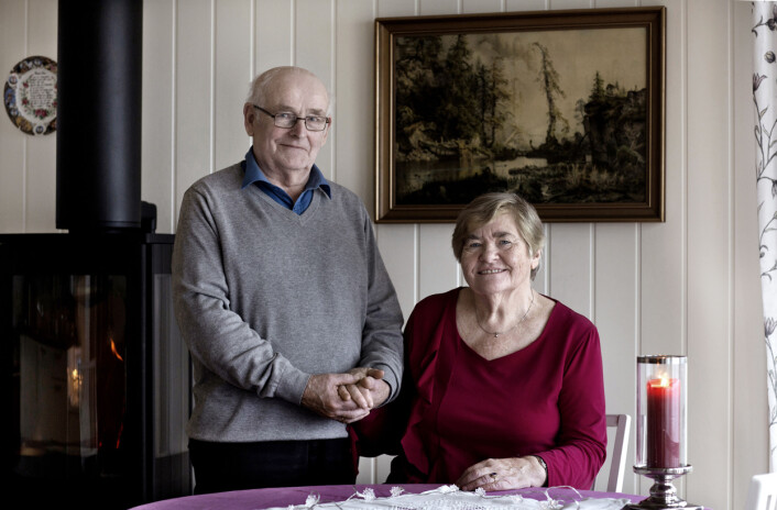 Til fotografen fortalte Oddny Fauske (77) og Elling Hornenes Skartveit (77) historien om hvordan de giftet seg, etter å ha møttes igjen 58 år etter at de var ungdomskjærester. Foto: Odd E. Nerbø Til fotografen fortalte Oddny Fauske (77) og Elling Hornenes Skartveit (77) historien om hvordan de giftet seg, etter å ha møttes igjen 58 år etter at de var ungdomskjærester. Foto: Odd E. Nerbø