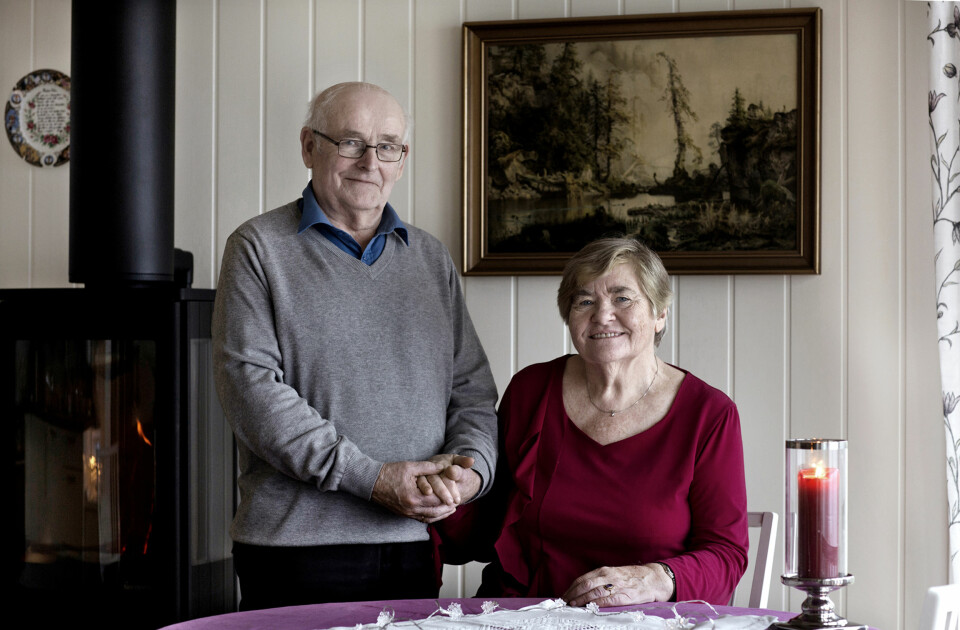 Til fotografen fortalte Oddny Fauske (77) og Elling Hornenes Skartveit (77) historien om hvordan de giftet seg, etter å ha møttes igjen 58 år etter at de var ungdomskjærester. Foto: Odd E. Nerbø