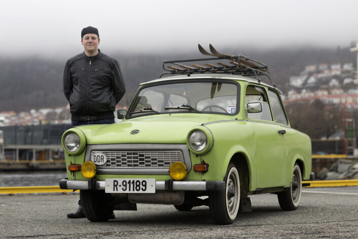 Ole Jakob Nilsen (24) satt i sin grønne trabant og ventet på grønt lys, da Nerbø oppdaget han. Han løp over veien og ba sjåføren svinge av, han måtte snakke med ham om bilen. Foto: Odd E. Nerbø Ole Jakob Nilsen (24) satt i sin grønne trabant og ventet på grønt lys, da Nerbø oppdaget han. Han løp over veien og ba sjåføren svinge av, han måtte snakke med ham om bilen. Foto: Odd E. Nerbø