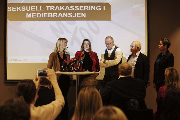 Pressekonferanse om seksuell trakassering i mediebransjen hos Amedia i dag. F.v. Randi Øgrey, Hege Iren Frantzen, Arne Jensen, Rune Hetland og Berit Nymann. Foto: Andrea Gjestvang Pressekonferanse om seksuell trakassering i mediebransjen hos Amedia i dag. F.v. Randi Øgrey, Hege Iren Frantzen, Arne Jensen, Rune Hetland og Berit Nymann. Foto: Andrea Gjestvang