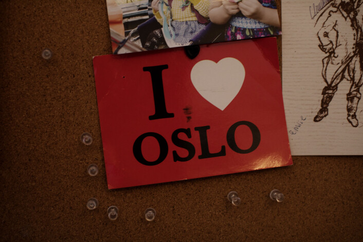 «I love Oslo» postkortet henger over skrivebordet. I Oslo-redaksjonen lager Unosen reportasjer om vanlige og uvanlige mennesker i hovedstaden. Foto: Andrea Gjestvang