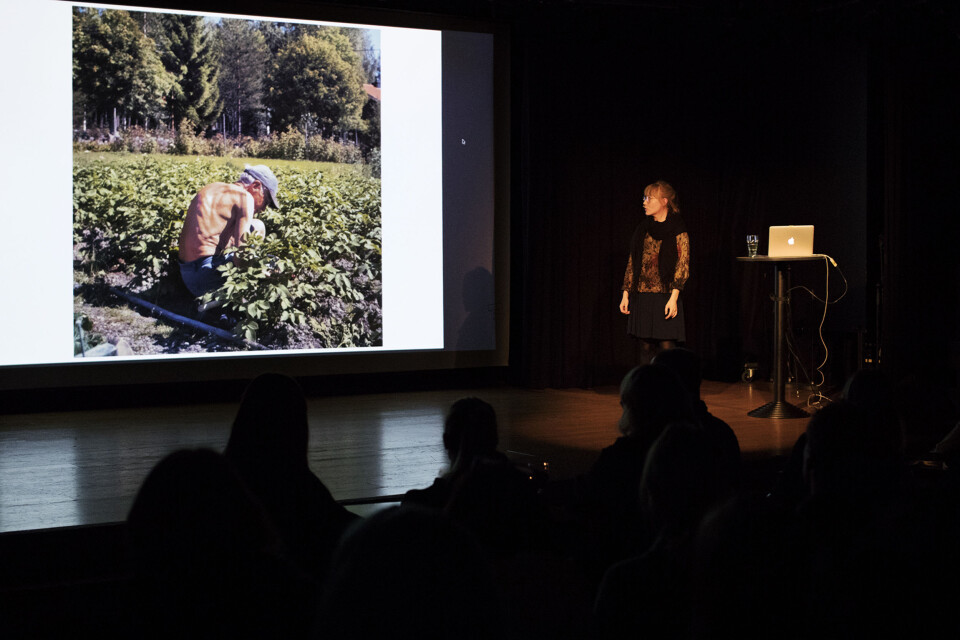 I seks år har Rebecca Uhlin fotografert besteforeldrene sine. Det har blitt til boken «Aina & Tage». Foto: Andrea Gjestvang I seks år har Rebecca Uhlin fotografert besteforeldrene sine. Det har blitt til boken «Aina & Tage». Foto: Andrea Gjestvang