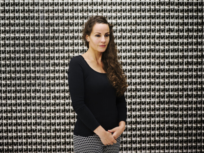 Linda Bournane Engelberth foran galleriveggen på NoPlace, som er tapetisert med fotografier av moren og henne selv. Foto: Andrea Gjestvang Linda Bournane Engelberth foran galleriveggen på NoPlace, som er tapetisert med fotografier av moren og henne selv. Foto: Andrea Gjestvang