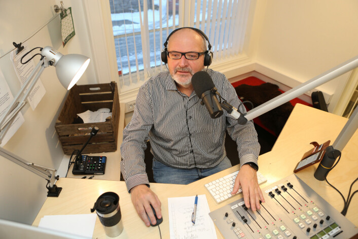 – Vi forsøker å lage kvalitetsjournalistikk, sier journalist og digitalredaktør Nils Kåre Nesvold i studio i Nea Radio. Foto: Harald Vingelsgaard – Vi forsøker å lage kvalitetsjournalistikk, sier journalist og digitalredaktør Nils Kåre Nesvold i studio i Nea Radio. Foto: Harald Vingelsgaard