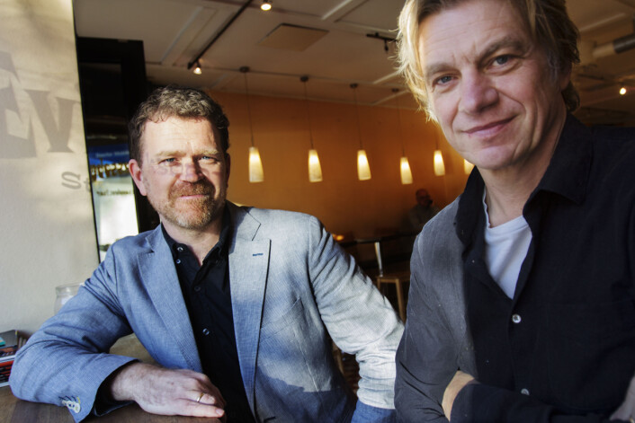 Journalistene Kjetil Sæter (til venstre) og Knut Gjernes forteller om boligbygg-avsløringen i Dagens Næringsliv. De satt på kaffebaren Evita og jobbet. Foto: Glenn Slydal Johansen Journalistene Kjetil Sæter (til venstre) og Knut Gjernes forteller om boligbygg-avsløringen i Dagens Næringsliv. De satt på kaffebaren Evita og jobbet. Foto: Glenn Slydal Johansen