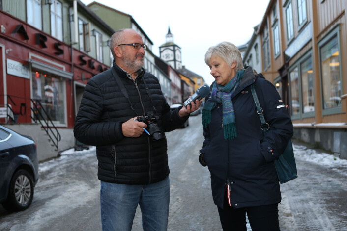 Tid for lytternes mening: – Jeg er fornøyd med Nea Radio, men jeg vil ha flere korkonserter fra lokale kor i radioen, sier Grete Vik til Nils Kåre Nesvold i Kjerkgata på Røros. Foto: Harald Vingelsgaard Tid for lytternes mening: – Jeg er fornøyd med Nea Radio, men jeg vil ha flere korkonserter fra lokale kor i radioen, sier Grete Vik til Nils Kåre Nesvold i Kjerkgata på Røros. Foto: Harald Vingelsgaard