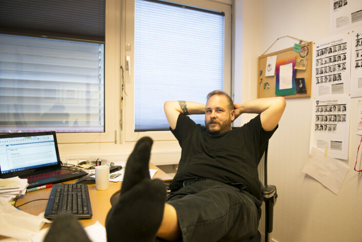 John Ulvøy stresser ikke enda, men idet klokken nærmer seg ettermiddag må tempoet opp. I dag er det saken om lakselus som må inn til korrektur før pressa går klokken to. John Ulvøy stresser ikke enda, men idet klokken nærmer seg ettermiddag må tempoet opp. I dag er det saken om lakselus som må inn til korrektur før pressa går klokken to.