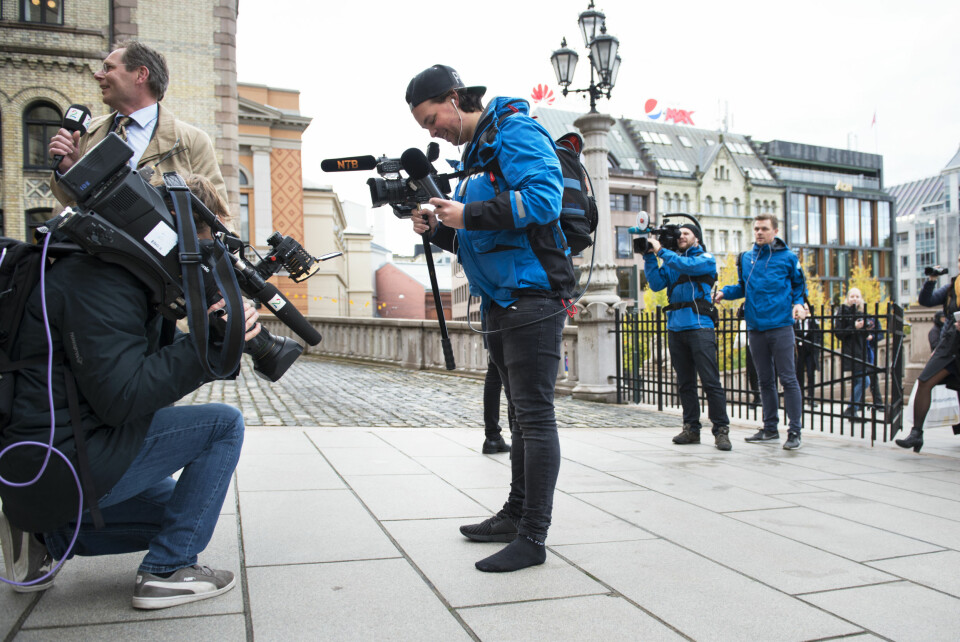 NTBs Torstein Bøe vekker TV2s kameramann sin interesse da han ankommer Stortinget i sokkelessen.