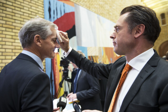 Arbeiderpartiets Jonas Gahr Støre mottar akutthjelp mot glinsende panne av TV2s Kjetil Løset sekunder før han skal på lufta. Arbeiderpartiets Jonas Gahr Støre mottar akutthjelp mot glinsende panne av TV2s Kjetil Løset sekunder før han skal på lufta.