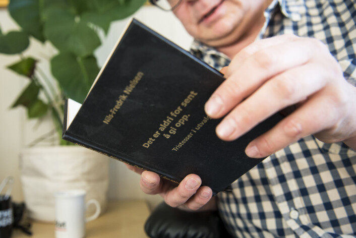 «Samfunnet er så klokt innrettet at de som har minst å si har færrest å snakke med» leser Solaas fra favorittboka <em>Tristesser i utvalg</em>. «Samfunnet er så klokt innrettet at de som har minst å si har færrest å snakke med» leser Solaas fra favorittboka <em>Tristesser i utvalg</em>.