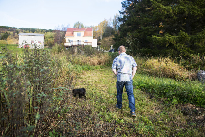 I fjor kom det første samiske stedsnavskiltet opp i Evenes, rett utenfor huset til Solaas. «Liland / Liddaladi» står det i dag. – Det var jo en merkedag så jeg la ut et bilde på Facebook. Det er vel den posten som har fått flest likes og kommentarer, alle var positive, forteller han. Da Kåfjord kommune gjorde det samme for noen år siden ble skiltene beskutt. I fjor kom det første samiske stedsnavskiltet opp i Evenes, rett utenfor huset til Solaas. «Liland / Liddaladi» står det i dag. – Det var jo en merkedag så jeg la ut et bilde på Facebook. Det er vel den posten som har fått flest likes og kommentarer, alle var positive, forteller han. Da Kåfjord kommune gjorde det samme for noen år siden ble skiltene beskutt.