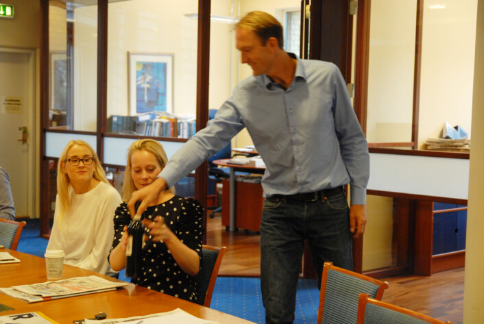 Linn Marie Hammernes mottar ukens vin fra redaktør Steinar Grini. Linn Marie Hammernes mottar ukens vin fra redaktør Steinar Grini.