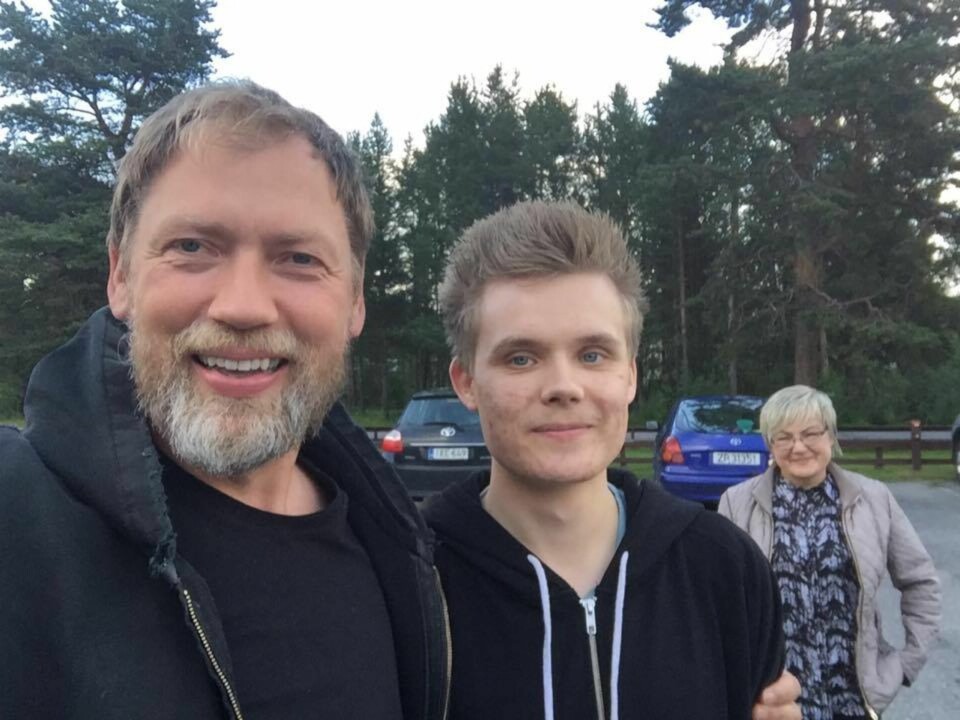 Ole Reinert Omvik med Arnar og hans mor i Karasjok. Foto: Privat