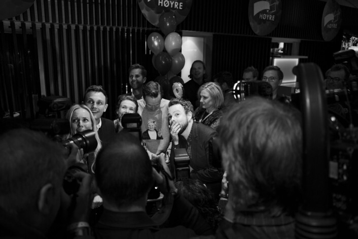 Øyeblikket da Torbjørn Røe Isaksen får den første valgdagsmålingen på Høyres valgvake kl. 21.00. Øyeblikket da Torbjørn Røe Isaksen får den første valgdagsmålingen på Høyres valgvake kl. 21.00.