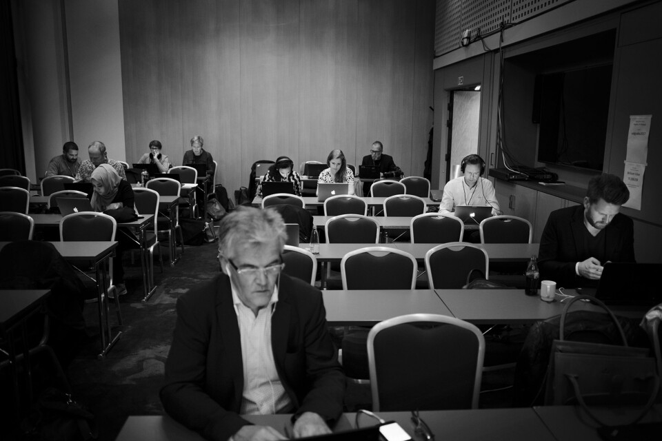 På presserommet på Høyres valgvake hersker det dyp konsentrasjon blant journalister og fotografer. VGs politiske reporter Alf Bjarne Johnsen foran. På presserommet på Høyres valgvake hersker det dyp konsentrasjon blant journalister og fotografer. VGs politiske reporter Alf Bjarne Johnsen foran.