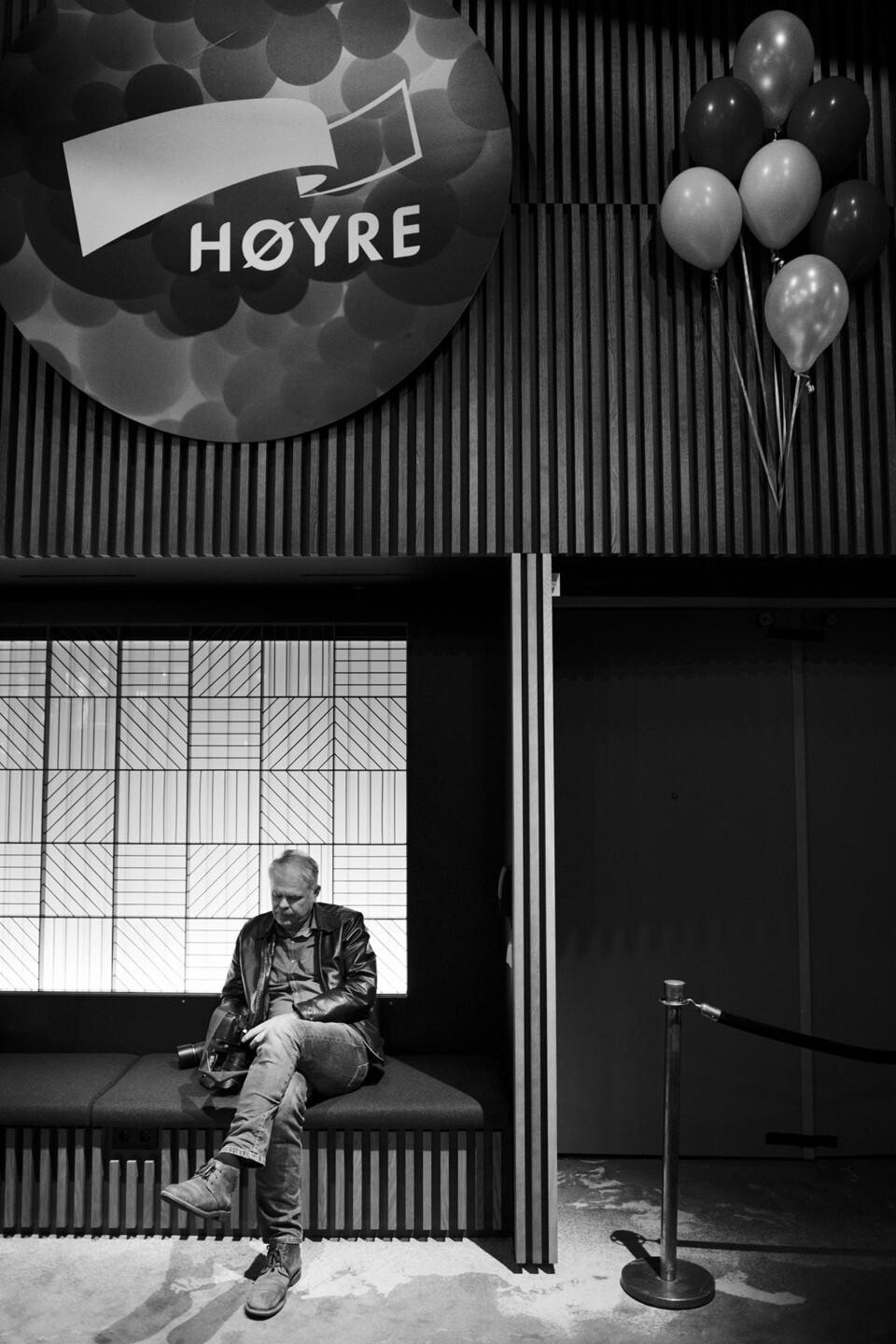 Dagbladet-fotograf Hans Arne Vedlog kikker gjennom bildene sine fra en uforstyrret plass i sofaen på Radisson-hotellet. Dagbladet-fotograf Hans Arne Vedlog kikker gjennom bildene sine fra en uforstyrret plass i sofaen på Radisson-hotellet.