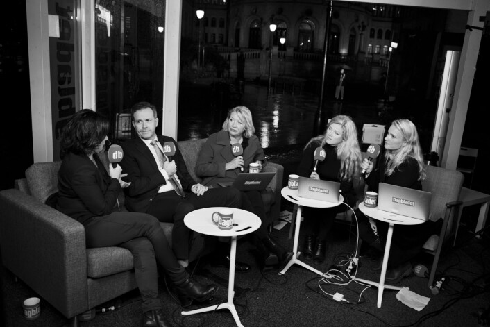 Fra venstre Beate Nossum, Sigurd Grytten, Marie Simonsen, Martine Aurdal og Linn Kongsli Hillestad i Dagbladet diksuterer livlig snaue to timer før valgresultatet er klart. Fra venstre Beate Nossum, Sigurd Grytten, Marie Simonsen, Martine Aurdal og Linn Kongsli Hillestad i Dagbladet diksuterer livlig snaue to timer før valgresultatet er klart.