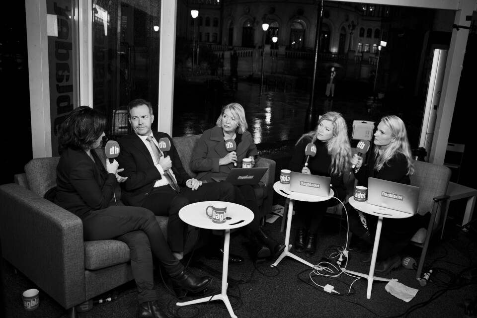 Fra venstre Beate Nossum, Sigurd Grytten, Marie Simonsen, Martine Aurdal og Linn Kongsli Hillestad i Dagbladet diksuterer livlig snaue to timer før valgresultatet er klart.