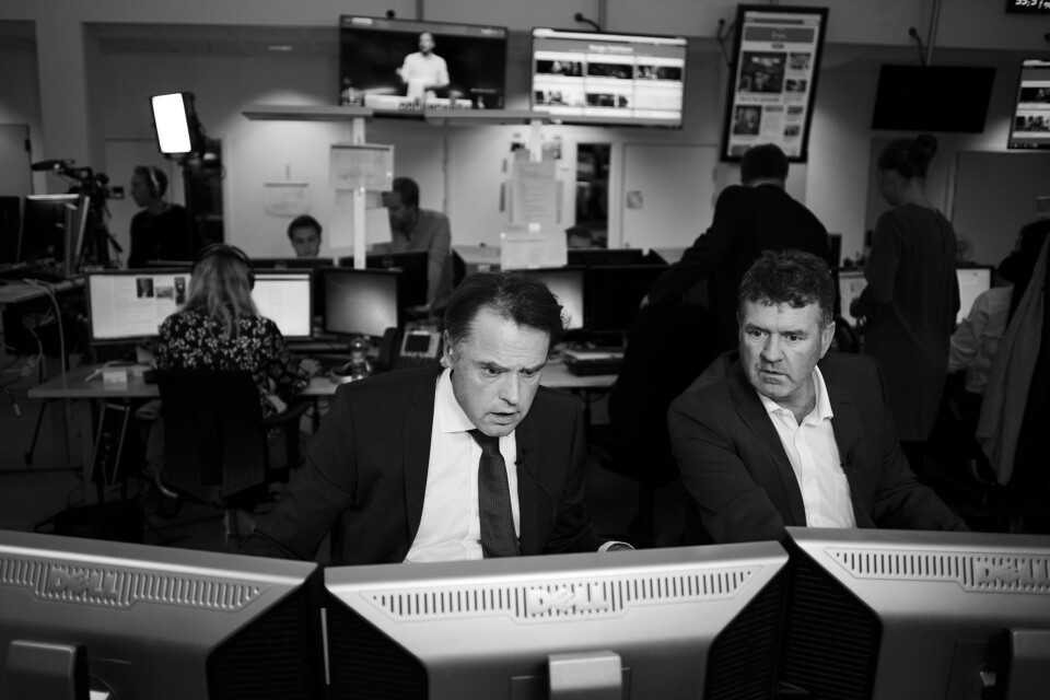 TV 2s tallknusere Kjetil Løset og Terje Sørensen jobber intenst når tallene tikker inn fra landets kriker og kroker. TV 2s tallknusere Kjetil Løset og Terje Sørensen jobber intenst når tallene tikker inn fra landets kriker og kroker.