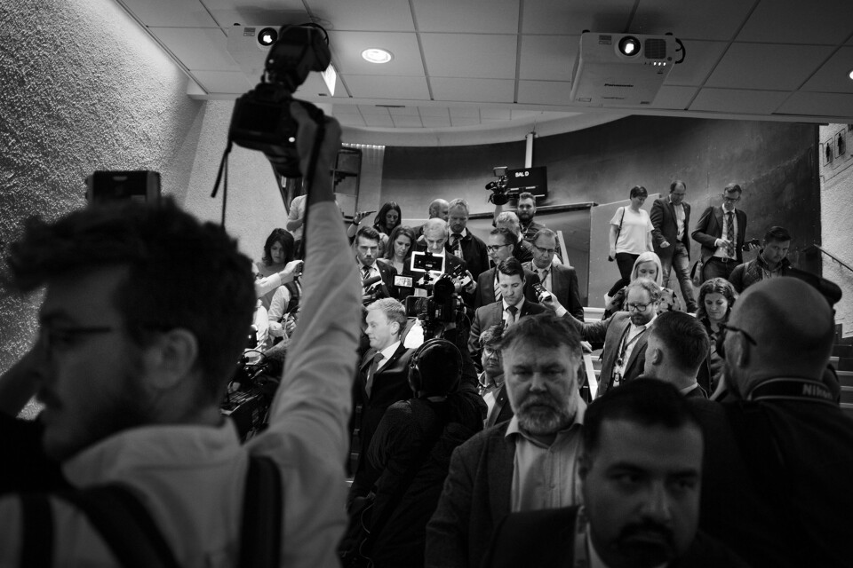 Jonas Gahr Støre har holdt takketale på Arbeiderpartiets valgvake. På vei ut av Folkets Hus overfalles han av pressen. Jonas Gahr Støre har holdt takketale på Arbeiderpartiets valgvake. På vei ut av Folkets Hus overfalles han av pressen.