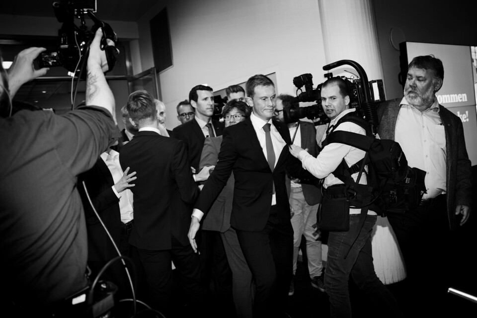 Pressen blir dyttet bort i kaoset som oppstår når Gahr Støre forlater Folkets Hus etter et historisk dårlig valg for Arbeiderpartiet. Pressen blir dyttet bort i kaoset som oppstår når Gahr Støre forlater Folkets Hus etter et historisk dårlig valg for Arbeiderpartiet.