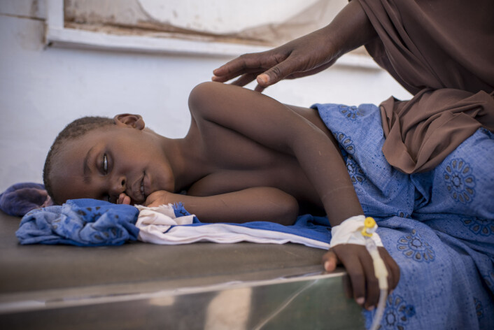 På et sykehus i byen Garowe i Puntland i Somalia får Sharmarke Mustaf (3) behandling for kolera. Moren passer på. Foto: Håvard Bjelland, Kirkens Nødhjelp På et sykehus i byen Garowe i Puntland i Somalia får Sharmarke Mustaf (3) behandling for kolera. Moren passer på. Foto: Håvard Bjelland, Kirkens Nødhjelp