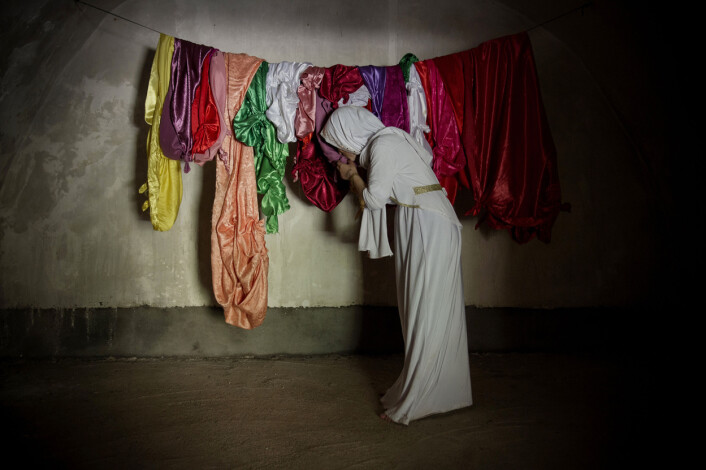 En Jesidiekvinne som har vært holdt som sexslave av IS, besøker et hellige tempel i Lalesh i Nord-Irak. Foto: Håvard Bjelland, Kirkens Nødhjelp En Jesidiekvinne som har vært holdt som sexslave av IS, besøker et hellige tempel i Lalesh i Nord-Irak. Foto: Håvard Bjelland, Kirkens Nødhjelp