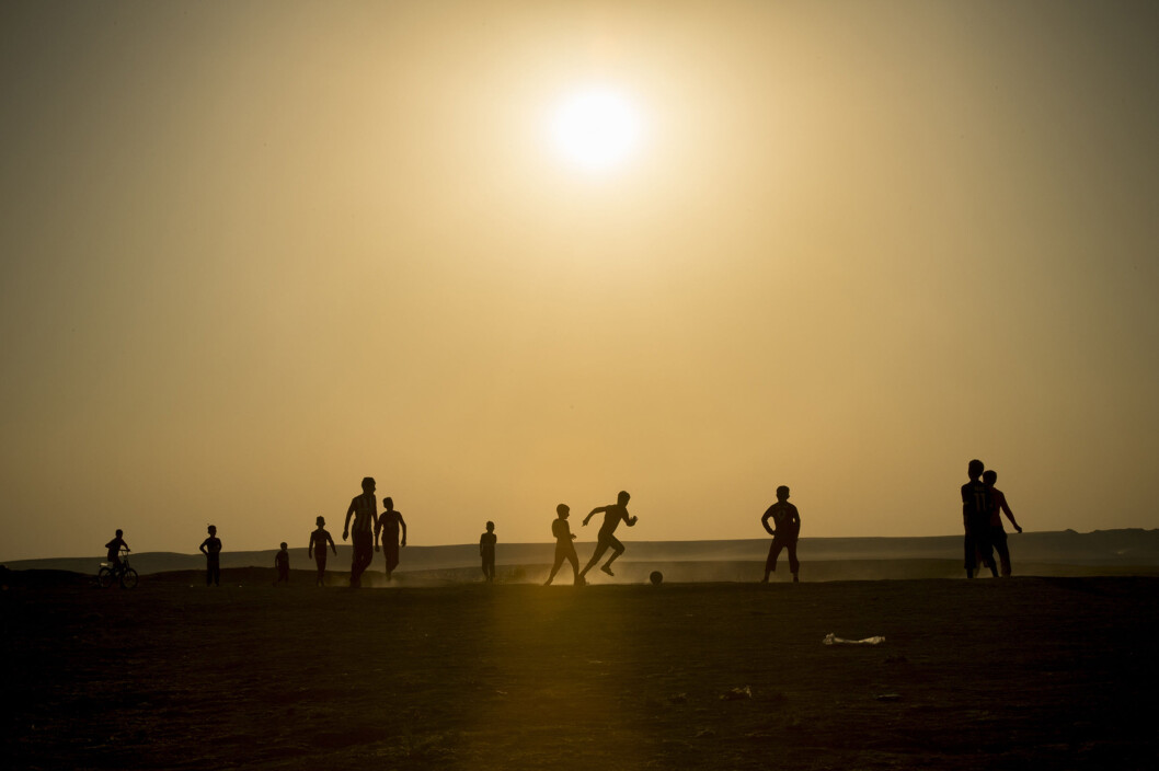 Unge gutter spiller fotball utenfor Kabarto flyktningeleir for Jesidier i Duhok i Nord-Irak. Foto: Håvard Bjelland, Kirkens Nødhjelp Unge gutter spiller fotball utenfor Kabarto flyktningeleir for Jesidier i Duhok i Nord-Irak. Foto: Håvard Bjelland, Kirkens Nødhjelp
