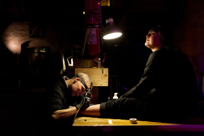 «Jeg har lyst til å få en tatovering med reven vår fordi det er en helt spesiell tid i livet mitt, forteller Sofie. Her blir hun tatovert av Signe. Foto: Maud Lervik, Politiken «Jeg har lyst til å få en tatovering med reven vår fordi det er en helt spesiell tid i livet mitt, forteller Sofie. Her blir hun tatovert av Signe. Foto: Maud Lervik, Politiken
