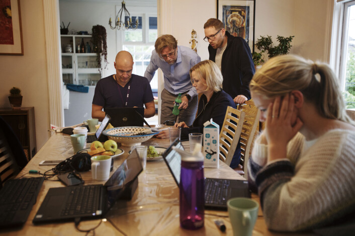 Vaktsjef Fredrik Lauritzen (fra venstre), samfunnsredaktør Kyrre Nakkim (nummer to fra venstre), programleder Sigrid Sollund og reporter Sigurd Flæten diskuterer NRKs egen meningsmåling som viser katastrofetall for Arbeiderpartiet. I forgrunnen reporter Sophie Lorch-Falch som jobber videre med research på sin sak om asylbarn på Trandum. Se <a href="https://journalisten.no/sites/default/files/dagsnyttatten01.jpg">større bilde her</a>. Vaktsjef Fredrik Lauritzen (fra venstre), samfunnsredaktør Kyrre Nakkim (nummer to fra venstre), programleder Sigrid Sollund og reporter Sigurd Flæten diskuterer NRKs egen meningsmåling som viser katastrofetall for Arbeiderpartiet. I forgrunnen reporter Sophie Lorch-Falch som jobber videre med research på sin sak om asylbarn på Trandum. Se <a href="https://journalisten.no/sites/default/files/dagsnyttatten01.jpg">større bilde her</a>.