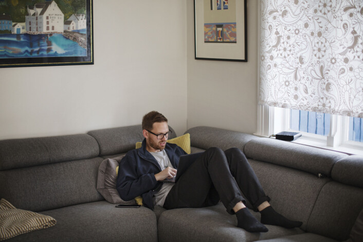 Reporter Sigurd Flæten tar jobbøkten med å researche saken med arbeidstittelen «valgets vinnere» fra hjørnesofaen. Se <a href="https://journalisten.no/sites/default/files/_28a6503.jpg">større bilde her</a>. Reporter Sigurd Flæten tar jobbøkten med å researche saken med arbeidstittelen «valgets vinnere» fra hjørnesofaen. Se <a href="https://journalisten.no/sites/default/files/_28a6503.jpg">større bilde her</a>.
