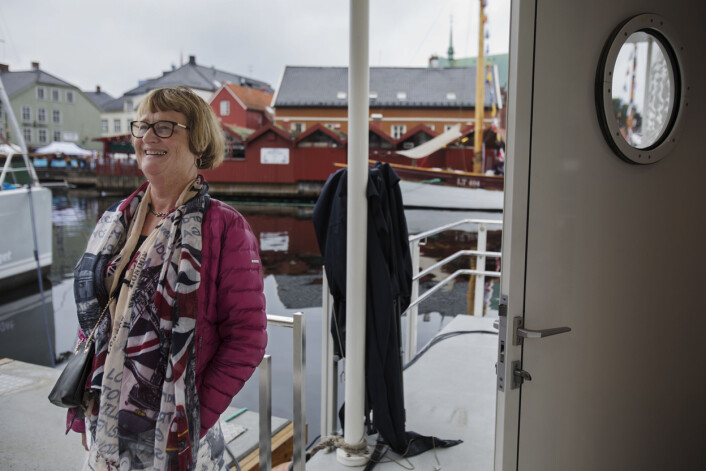 Dagsnytt 18-fan Bente Aanes prøver å komme inn på gjesteområdet, men blir som publikummer henvist til benkene på havna. Se <a href="https://journalisten.no/sites/default/files/dagsnyttatten09_0.jpg">større bilde her</a>. Dagsnytt 18-fan Bente Aanes prøver å komme inn på gjesteområdet, men blir som publikummer henvist til benkene på havna. Se <a href="https://journalisten.no/sites/default/files/dagsnyttatten09_0.jpg">større bilde her</a>.