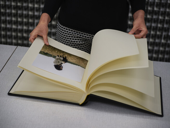I et album har Bournane Engelberth montert gamle private bilder fra moren, og hennes egne iscenesettelser. Foto: Andrea Gjestvang I et album har Bournane Engelberth montert gamle private bilder fra moren, og hennes egne iscenesettelser. Foto: Andrea Gjestvang