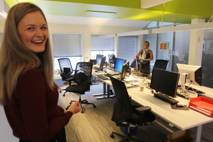 Karoline Nerdalen Darbo rekker akkurat å ønske kollega Liv Ekeberg god sommer. Foto: Glenn Slydal Johansen Karoline Nerdalen Darbo rekker akkurat å ønske kollega Liv Ekeberg god sommer. Foto: Glenn Slydal Johansen