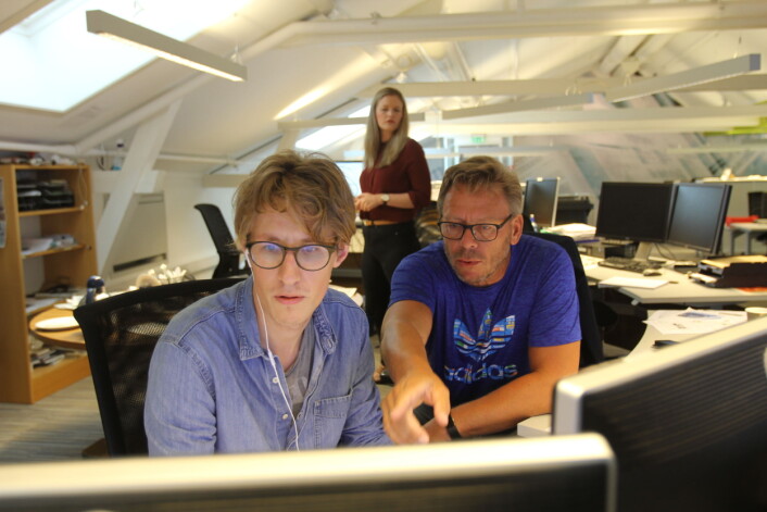 Nettreporter Mathias Smørvik og vaktsjef Tom Bucher Hansen diskuterer flere bilulykker som har skjedd de siste minuttene, mens Karoline Nerdalen Darbo følger med bak i desksenteret “Ringen” i Agderposten redaksjonslokaler. Foto: Glenn Slydal Johansen Nettreporter Mathias Smørvik og vaktsjef Tom Bucher Hansen diskuterer flere bilulykker som har skjedd de siste minuttene, mens Karoline Nerdalen Darbo følger med bak i desksenteret “Ringen” i Agderposten redaksjonslokaler. Foto: Glenn Slydal Johansen