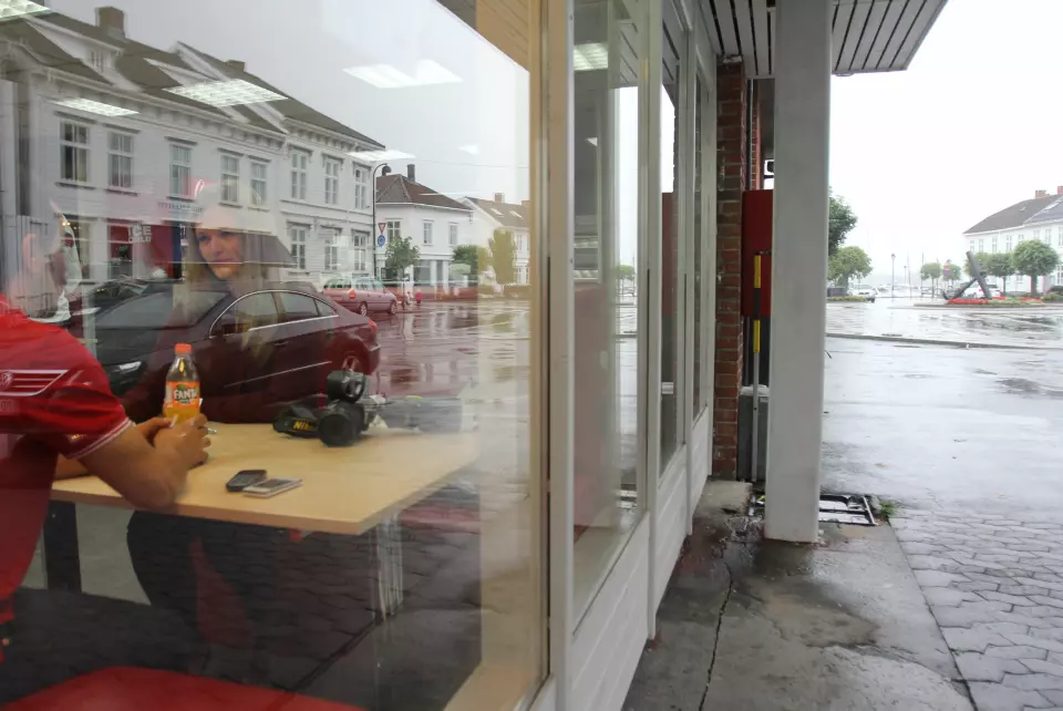 Intervjuet med sjefen på Happy Time i Risør gjøres i en av restaurantens båser. Foto: Glenn Slydal Johansn