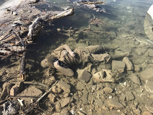 En død mann ligger i vannkanten av Tigris. Foto: André Liohn