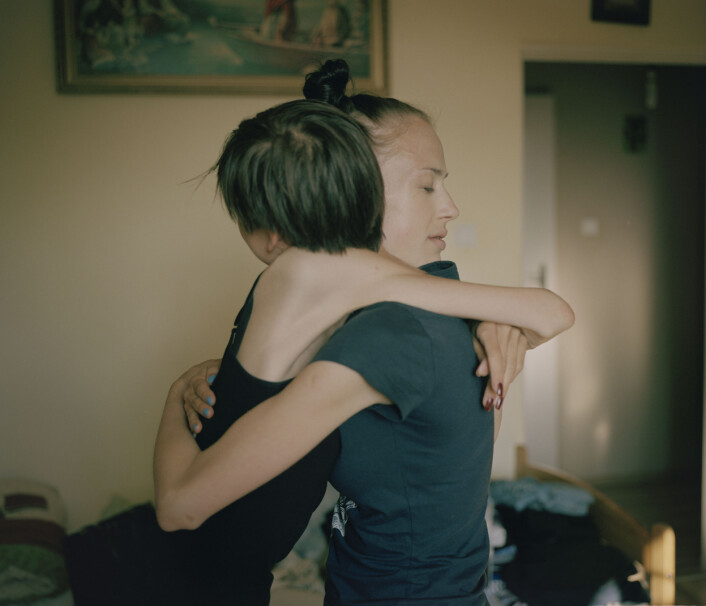 Det er siste dagen på behandlingshjemmet for Kaia (19) and Natalia (17)<em>. </em>De er nervøse. Foto: Marie Hald/Moment/INSTITUTE