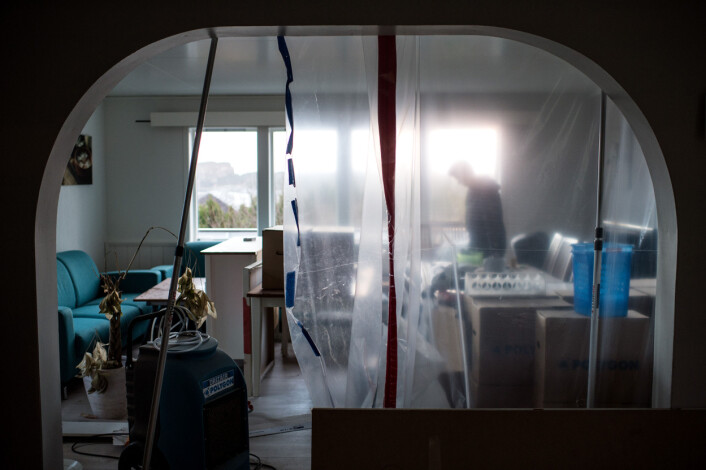Ida er tilbake i huset hun tente på for første gang. Aasland ville formidle stemningen i å komme tilbake til et åsted. Ida er nesten som et spøkelse i kulissene. Foto: Jarle Aasland, Stavanger Aftenblad Ida er tilbake i huset hun tente på for første gang. Aasland ville formidle stemningen i å komme tilbake til et åsted. Ida er nesten som et spøkelse i kulissene. Foto: Jarle Aasland, Stavanger Aftenblad