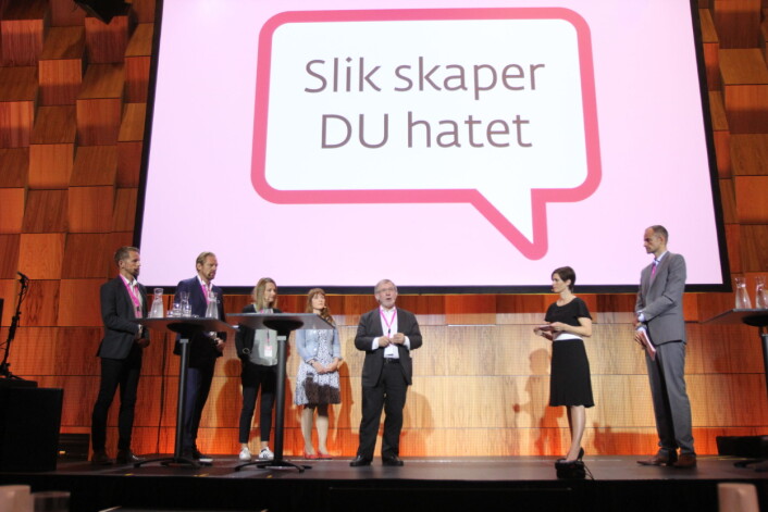 Panelet i debatten diskuterer tilliten til mediene. F.v. Helge Nitteberg i Nordlys, Jan Ove Årsæther fra TV 2, Karianne Braathen fra Drammens Tidende, Anki Gerhardsen, Aftenpostens Harald Stanghelle, sammen med ordstyrere Dyveke Buanes og Tor Olav Mørseth. Foto: Angelica Hagen Panelet i debatten diskuterer tilliten til mediene. F.v. Helge Nitteberg i Nordlys, Jan Ove Årsæther fra TV 2, Karianne Braathen fra Drammens Tidende, Anki Gerhardsen, Aftenpostens Harald Stanghelle, sammen med ordstyrere Dyveke Buanes og Tor Olav Mørseth. Foto: Angelica Hagen
