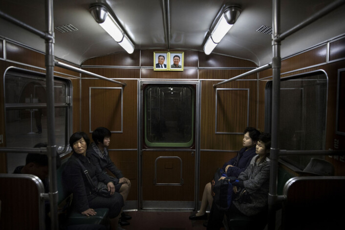 Nordkoreaner på vei hjem etter arbeidsdagens slutt på Pyongyangs undergrunnsbane. Foto: Roger Turesson, DN