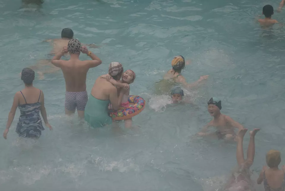 Det er nasjonal festdag, og folk bader i Munsu vannpark. Foto: Annemor Larsen, VG