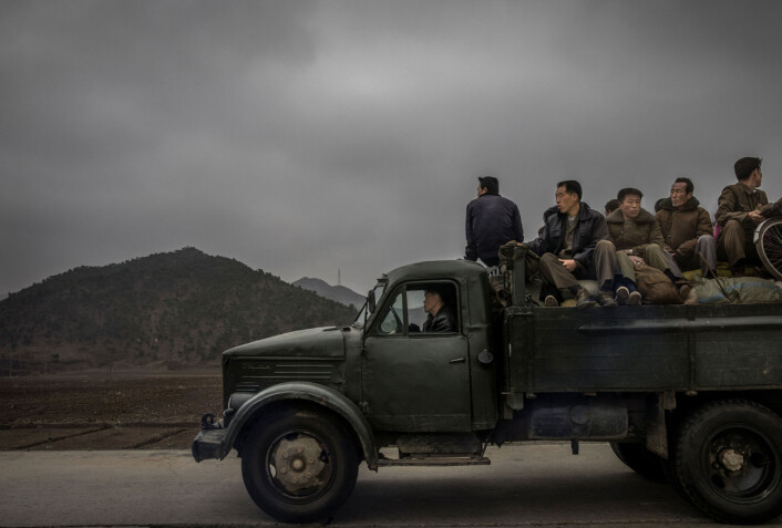 En overfylltl lastbil kjører langs den öøde motorveien mellon Pyongyang og Wonsan. Utenfor hovedstaden sykler eller går de fleste langs veiene. Foto: Roger Turesson, DN En overfylltl lastbil kjører langs den öøde motorveien mellon Pyongyang og Wonsan. Utenfor hovedstaden sykler eller går de fleste langs veiene. Foto: Roger Turesson, DN
