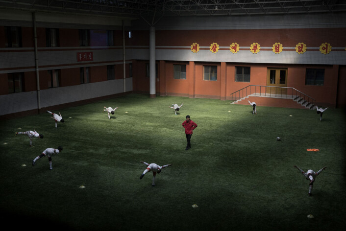Elever trener på Pyongyang International Football School. De største talentene i landet får sjansen. Foto: Roger Turesson, DN