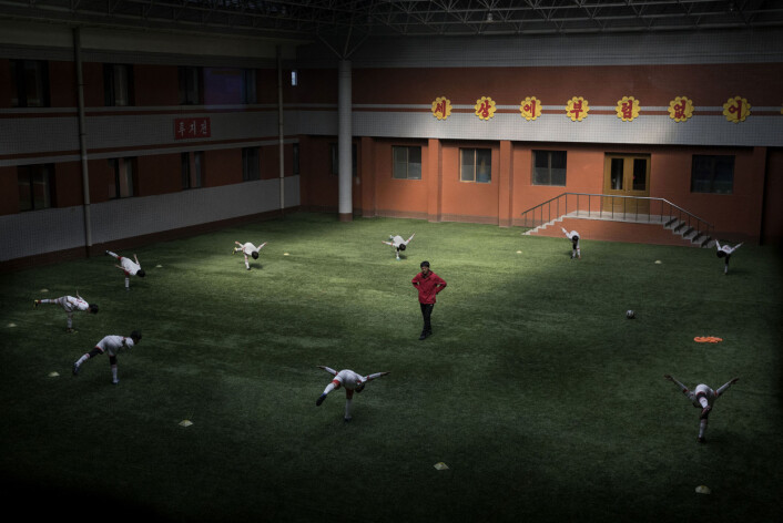 Elever trener på Pyongyang International Football School. De største talentene i landet får sjansen. Foto: Roger Turesson, DN Elever trener på Pyongyang International Football School. De største talentene i landet får sjansen. Foto: Roger Turesson, DN