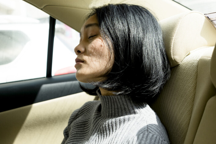 Kinesiske salmer strømmer ut av høyttalerne, og Naomi (25) er sekunder unna å sovne. Etter en krise i familien har hun besluttet å studere teologi i USA. Foto: Evelyn Pekori