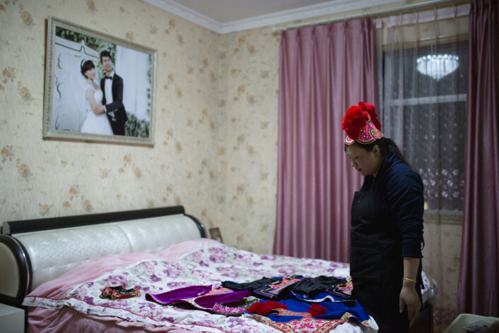 Wei Cheng Lin ser hun på en del av nasjonaldraktsamlingen sin. De færreste i Weis generasjon mestrer håndverket å sy draktene. Foto: Evelyn Pekori Wei Cheng Lin ser hun på en del av nasjonaldraktsamlingen sin. De færreste i Weis generasjon mestrer håndverket å sy draktene. Foto: Evelyn Pekori