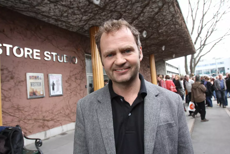 Utenrikssjef Knut Magnus Berge i NRK utenfor Store Studio på Marienlyst. Arkivfoto