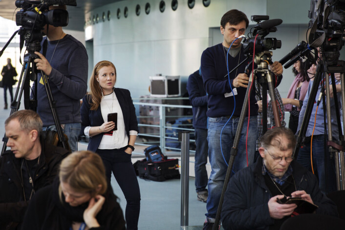 Omringet av nesten bare mannlige kollegaer rapporterer Guri Norstrøm fra pressekonferansen. Det er ikke et problem. Med de andre skandinaviske korrespondentene har hun fått et kollegialt samhold. Foto: Andrea Gjestvang Omringet av nesten bare mannlige kollegaer rapporterer Guri Norstrøm fra pressekonferansen. Det er ikke et problem. Med de andre skandinaviske korrespondentene har hun fått et kollegialt samhold. Foto: Andrea Gjestvang