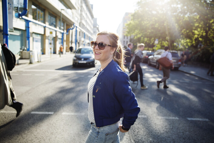 En 15-timers arbeidsdag er over, og Guri Norstrøm rusler rundt i nabolaget som hun har blitt så glad i. Foto: Andrea Gjestvang En 15-timers arbeidsdag er over, og Guri Norstrøm rusler rundt i nabolaget som hun har blitt så glad i. Foto: Andrea Gjestvang